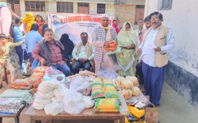 ग़रीब लाचार मजबूरों के बीच खाद्य सामग्री वितरित