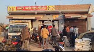 कपड़ा व्यवसायी समेत दो को मारी गोली; अपराधियों ने पहले दुकान पर बम मारा फिर शटर खोलकर ऐसा किया