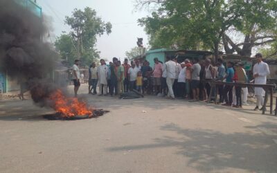 हत्यारों की गिरफ्तारी को लेकर ग्रामीणों ने सड़क जाम कर किया प्रदर्शन