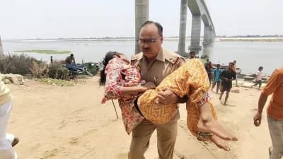 गंगा में कूदीं दो बहनें,एक की मौत,दूसरी को गोद में उठाकर अस्पताल दौड़े दरोगा,पेश की मानवता की मिसाल