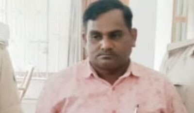 निगरानी की टीम ने आवास सहायक को रिश्वत लेते रंगे हाथ किया गिरफ्तार