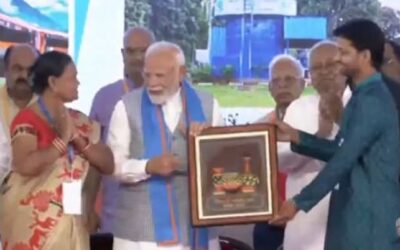 युवा चित्रकार रजनीश ने प्रधानमंत्री मोदी के स्वागत में भेट किया सीवान की पारंपरिक कला टेराकोटा