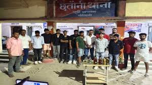 बर्थडे पार्टी में शराब और शबाब का जश्न मनाया जा रहा था, तभी पुलिस की हो गई एंट्री