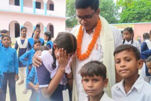 सीवान के बघौना में शिक्षक विनय कुमार भारतीय के स्थानांतरण होने पर विदाई में रोने लगी छात्राएं