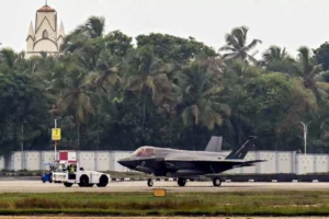 एयरपोर्ट पर फंसे F-35 लड़ाकू विमान ने 38 दिन बाद भरी उड़ान