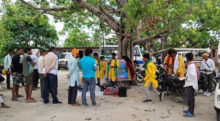 सिसवन की खबरें : नुक्‍कड़ नाटक के माध्‍यम से कामगारों को किया गया जागरूक