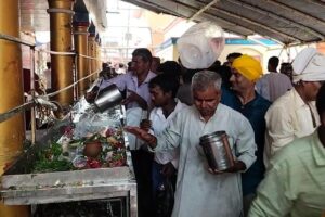सिसवन की खबरें : दूसरी सोमवारी को मेंहदार मंदिर में हुआ दुग्धाभिषेक