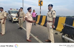 एकमा में छिनतई की घटना के घटनास्थल का वरीय पुलिस अधीक्षक ने किया निरीक्षण