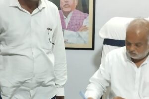 ग्रामीण विकास विभाग के मंत्री से रघुनाथपुर में सड़क पर बहते नाले की सफाई कराने की किया मांग