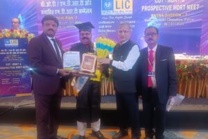 अंतरराष्ट्रीय स्तर एम डी आर टी की अहर्ता प्राप्त करने पर एल आई सी अभिकर्ता अतुल कुमार श्रीवास्तव पटना में हुए सम्मानित