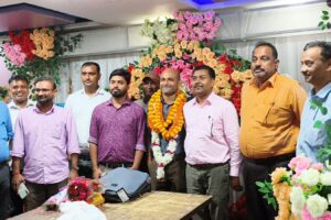 कलयुगी बेटे ने बुढे़ मां बाप की सेवा के लिए छोड़ दी छह लाख की नौकरी