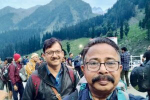बाबा बर्फानी के गुफा के पास पहुंच कर सभी भाव विभोर हो गए-अजय पाण्डेय