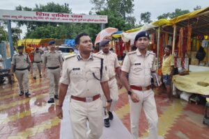 वरीय पुलिस अधीक्षक, सारण ने जिले के प्रमुख मंदिरों में भीड़ प्रबंधन एवं सुरक्षा व्यवस्था का किया निरीक्षण