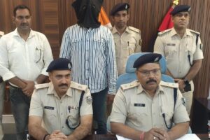 पुलिस की गिरफ्त में आया इनामी विनोद राठौड़, सांसद को दी थी बम से उड़ाने की धमकी