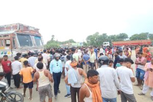 सड़क दुर्घटना में बाइक सवार बीडीसी सदस्य की मौत, आक्रोशित ग्रामीणों ने छपरा-पटना मार्ग किया जाम