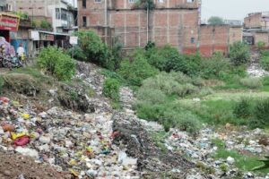 चैनपुर में कशेश्वर महादेव मंदिर का तालाब बना कचरा घर