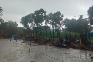 ठनका गिरने से चार झोपड़ीनुमा घर जलकर हुआ खाक,एक वृद्ध महिला, मवेशी झुलसे