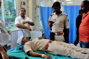 जमीन विवाद में युवक को लगी गोली तो भीड़ ने थाने पर बोला धावा, SHO का सिर फोड़ा