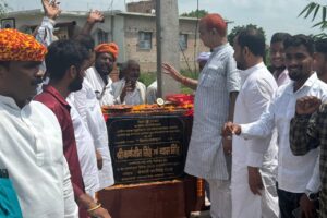 सिसवन की खबरें : दारौंदा विधायक ने सड़क निर्माण का किया शिलान्यास