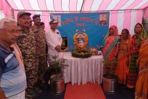मशरक की खबरें : सीआरपीएफ के जवानों ने पहुंच शहीद की विधवा को किया सम्मानित