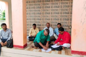 सीवान की खबरें : मतदाता सूची के कार्य करने के लिए प्रखंड कार्यालय में बीएलओ को बैठने का जगह नहीं, मंदिर में बैठ कर रहे हैं कार्य