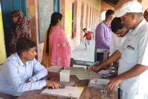 सिसवन की खबरें : बीडीओ ने दो विद्यालयों का किया औचक निरीक्षण