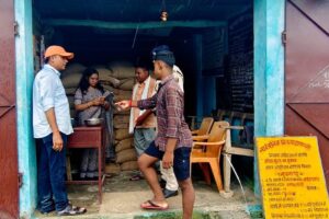 मढ़ौरा एसडीओ ने सरकारी राशन दुकानों किया निरीक्षण