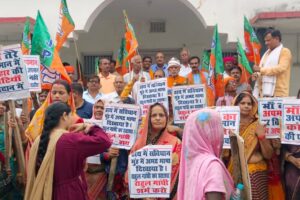 पीएम मोदी की माता जी को गाली देने के विरोध में भाजपा ने एकमा बाजार में किया विरोध मार्च