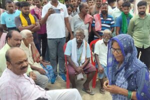दुःख की घड़ी में पीड़ित परिवारों के साथ खड़े दिखे विधायक श्रीकांत यादव