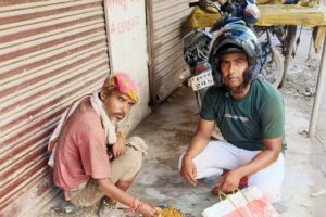 पागल व्यक्ति को भोजन करना सबसे बड़ा पुण्य – समाजसेवी भोला जी