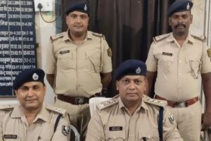 हाजीपुर में जुआ के अड्डे पर छापेमारी, चार गिरफ्तार, छह मोबाइल बाइक ताश की गड्डी और नगद रुपए बरामद