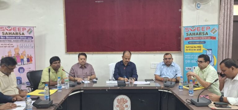 जिलाधिकारी ने निर्वाचन संबंधी कार्यों का किया समीक्षा, पूरा करने का दिया निदेश