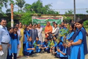 पीएम श्री अलख नारायण सिंह उच्चतर माध्यमिक विद्यालय में पौधारोपण के दौरान स्कूली बच्चियों ने सामूहिक रूप से पौधे को दिया मां का दर्जा: डॉ अंजू सिंह