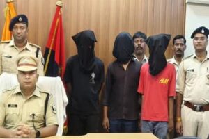 बैंक कर्मी से लूट में आर्म्स के साथ तीन बदमाश गिरफ्तार