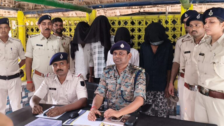 जदिया में सीएसपी संचालक से लूटकांड का खुलासा:पुलिस ने 4 आरोपियों को किया गिरफ्तार, लैपटॉप और मशीन बरामद