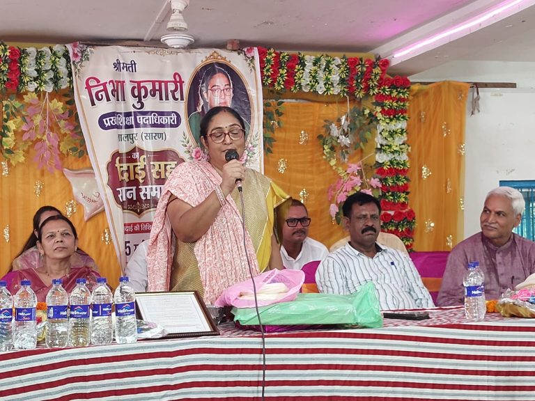 जलालपुर  के सेवानिवृति बीईओ का विदाई सह सम्मान समारोह आयोजित  