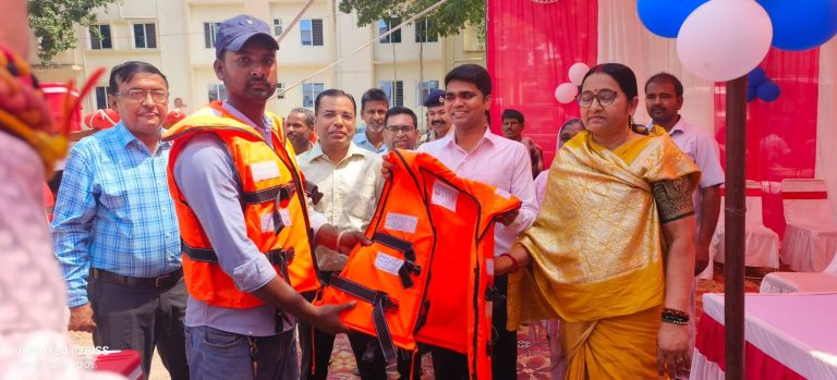 मत्स्य उत्पादन को बढ़ावा देने के लिए मत्स्य पालकों में सामग्री वितरित