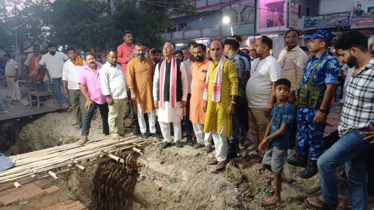 जिला परिषद को नियम और कानून का पालन करते करना होगा नाला और सड़क निर्माण: सांसद महाराजगंज